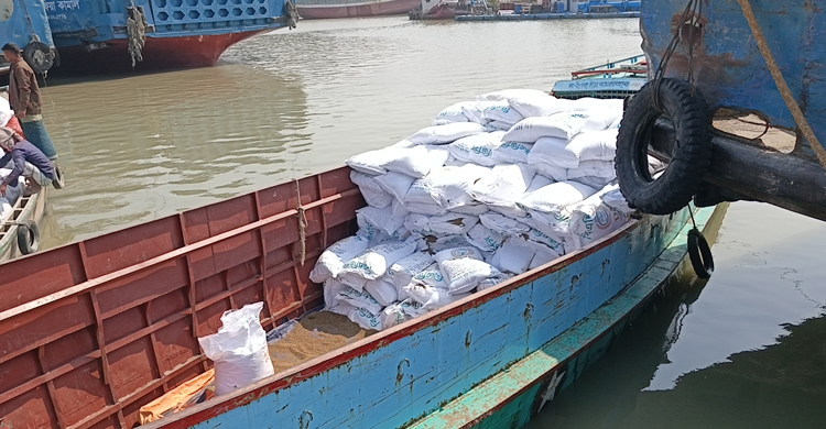 লক্ষ্মীপুরে পাচারকালে ৩০০ বস্তা সার জব্দ