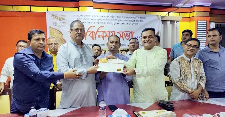 লক্ষ্মীপুরে স্মার্টকার্ড পেলেন সোনা ব্যবসায়ীরা