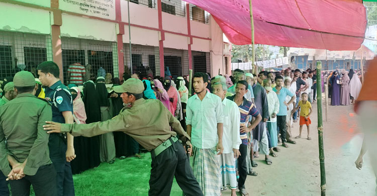 ১৩ বছর পর ভোট পেয়ে উৎসব আমেজে কেন্দ্রে ভোটাররা