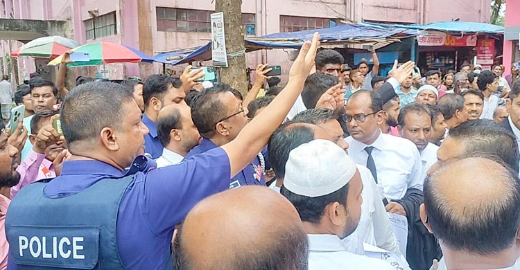 কোটা আন্দোলন: লক্ষ্মীপুরে আইনজীবীদের মধ্যে হট্টগোল