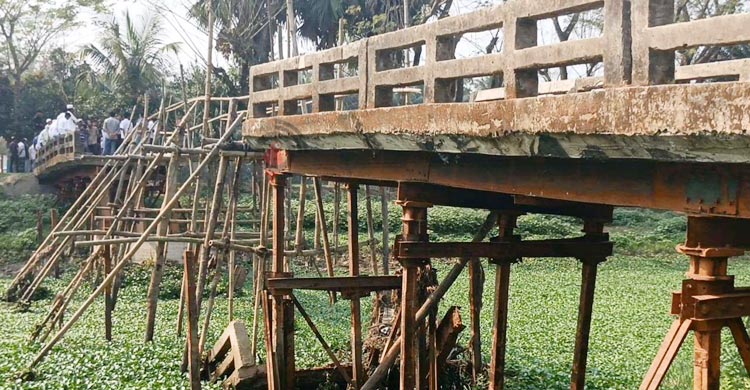 সেতুর ওপর সাঁকো জোড়া দিয়ে চলছে ৭ গ্রামের মানুষ