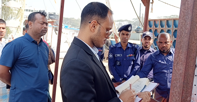 লক্ষ্মীপুরে অবৈধভাবে বাংলাদেশ কৃষি উন্নয়ন করপোরেশনের (বিএডিসি) ৩০০ বস্তা টিএসপি ও ডিএপি সার নদী পথে পাচারকালে জব্দ করা হয়েছে