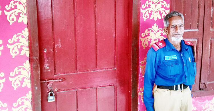 চেয়ারম্যানকে বের করে কার্যালয়ে তালা দিলেন স্বেচ্ছাসেবক দলের নেতা