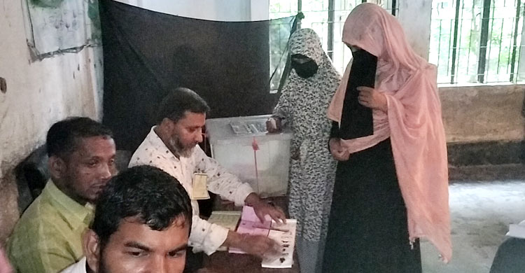 ১৩ বছর পর ভোট পেয়ে উৎসব আমেজে কেন্দ্রে ভোটাররা