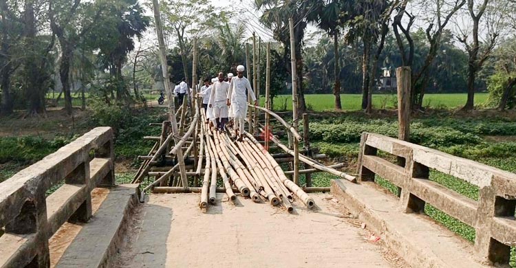 সেতুর ওপর সাঁকো জোড়া দিয়ে চলছে ৭ গ্রামের মানুষ