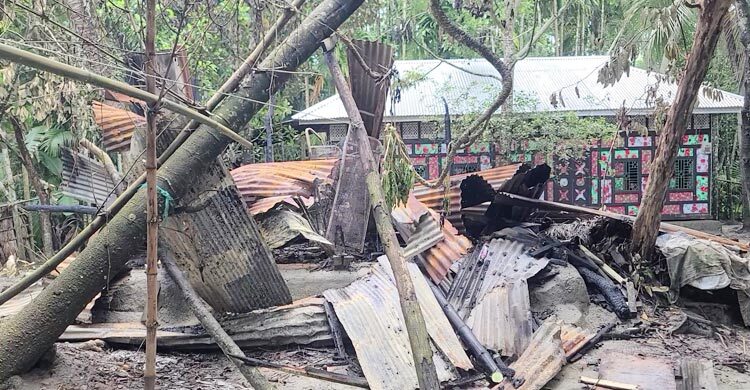 লক্ষ্মীপুরে মামলা করায় বাদীকে মারধর, বসতঘরে আগুন