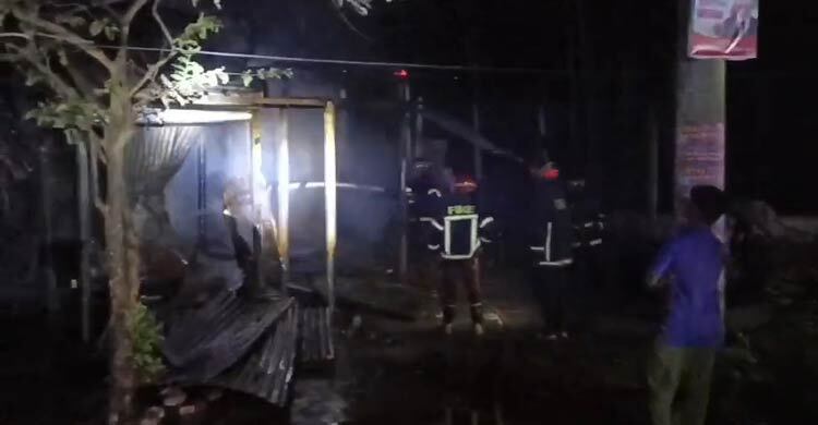 লক্ষ্মীপুরে আগুনে পুড়লো ৬ দোকান