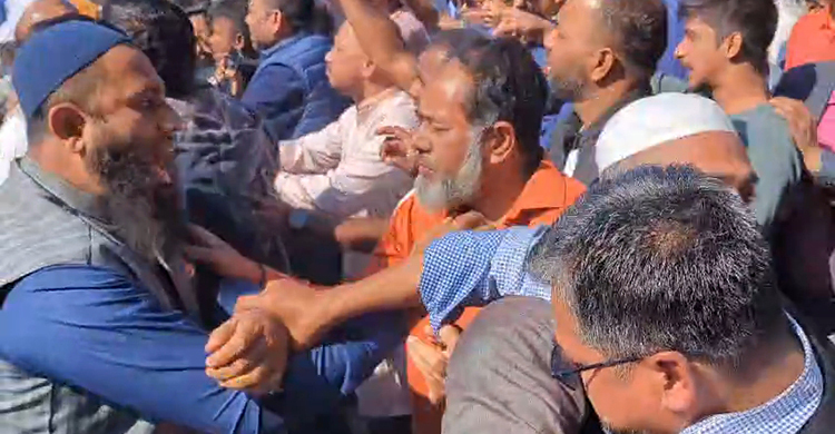 নির্বাচনি টকশোতে প্রশ্ন করায় জুতা প্রদর্শন, হাতাহাতি-উত্তেজনা