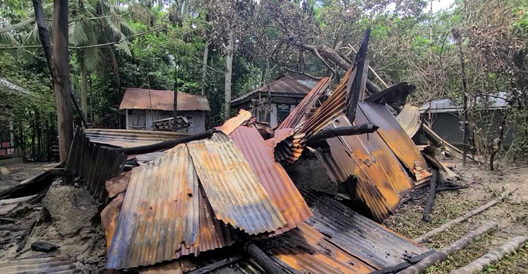 লক্ষ্মীপুরে মামলা করায় বাদীকে মারধর, বসতঘরে আগুন