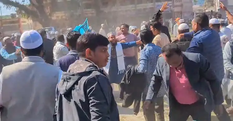 নির্বাচনি টকশোতে প্রশ্ন করায় জুতা প্রদর্শন, হাতাহাতি-উত্তেজনা