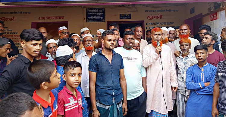 ইউপি চেয়ারম্যানকে বের করে কার্যালয়ে তালা ছাত্রদলের