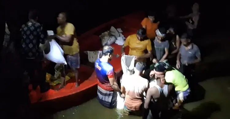 গভীর রাতে সরকারি দিঘির মাছ ধরে নিয়ে গেলেন সহকারী কমিশনার