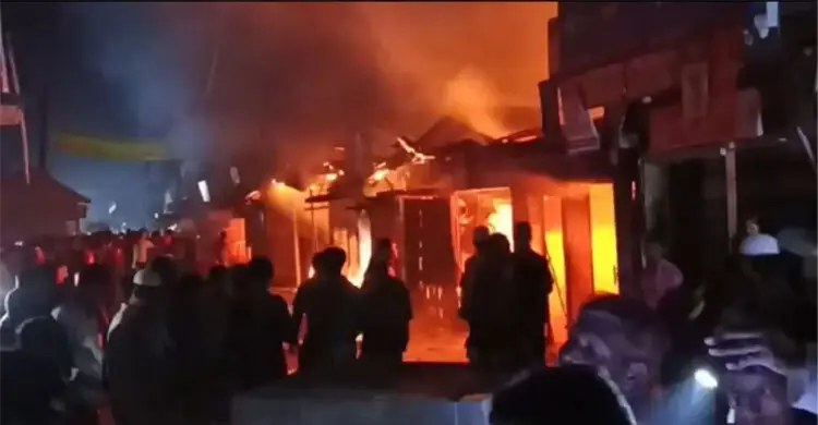 লক্ষ্মীপুরে অগ্নিকাণ্ডে ৯ দোকান পুড়ে ছাই
