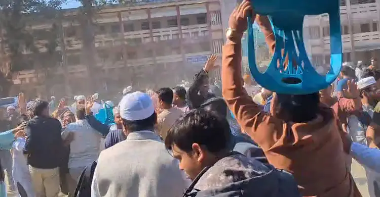 নির্বাচনি টকশোতে প্রশ্ন করায় জুতা প্রদর্শন, হাতাহাতি-উত্তেজনা