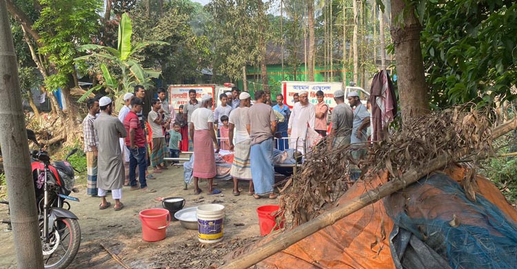 একসঙ্গে খোঁড়া হয়েছে ৪ কবর