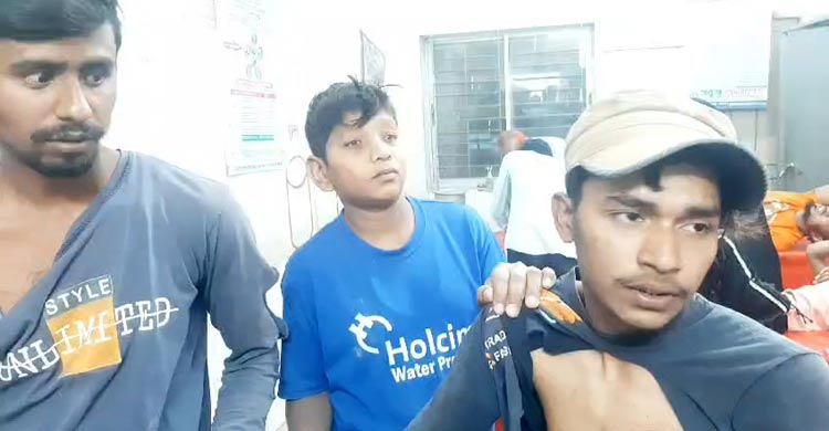 মার্কেট নির্মাণে চাঁদা না দেওয়ায় হামলা, ১০ শ্রমিক আহত