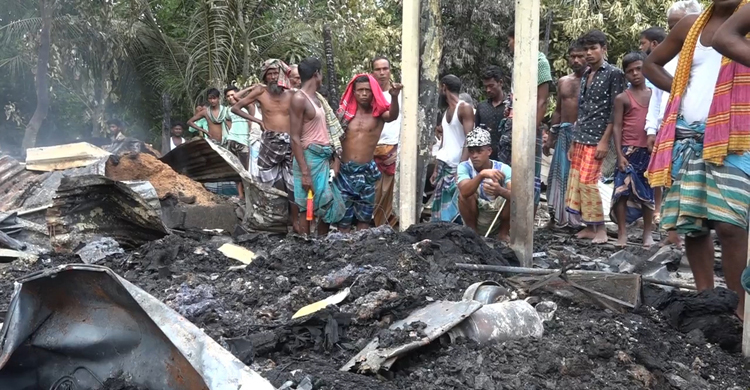 চর দখলের চেষ্টা, বাড়িঘরে আগুন দিয়ে ১৫ লাখ টাকার মালামাল লুট