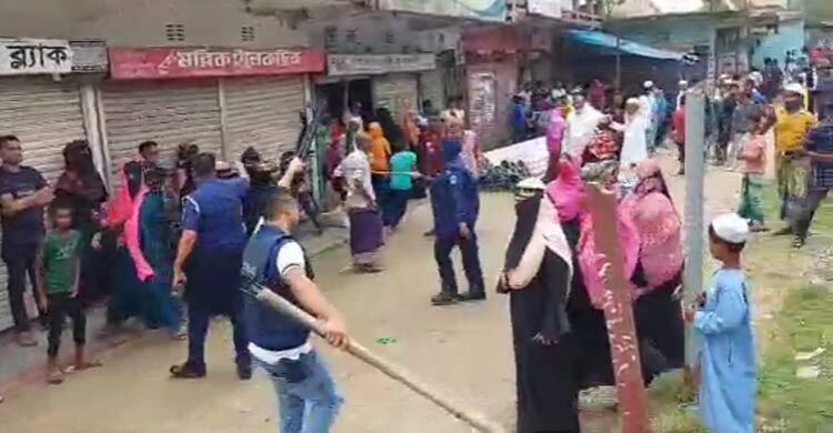 বকেয়া বেতনের দাবিতে শ্রমিকদের সড়ক অবরোধ, পুলিশের লাঠিচার্জ