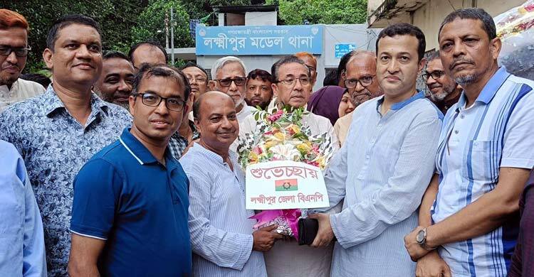 কর্মস্থলে ফুল দিয়ে পুলিশকে বরণ করে বিএনপি