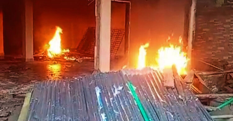সাবেক এমপির পোড়া বাড়ি সংস্কারের চেষ্টা, ফের আগুন