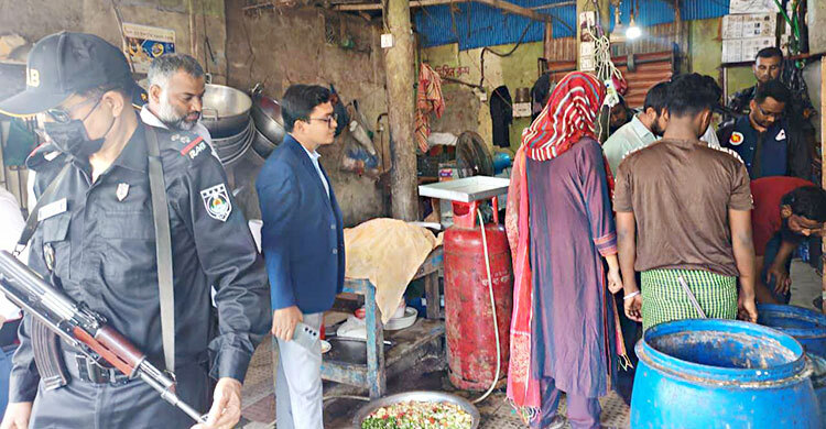 লক্ষ্মীপুরে তিন রেস্তোরাঁ মালিকের জরিমানা