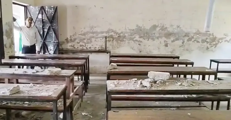 পাঠদানের সময় ভেঙে পড়লো স্কুলের ছাদের পলেস্তারা, আহত ৩ ছাত্রী