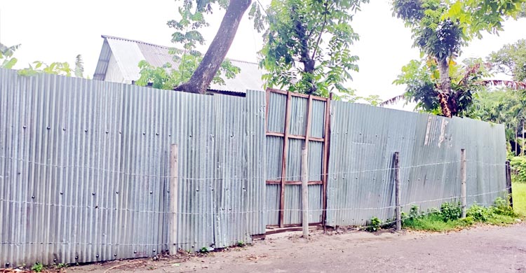 বহিষ্কৃত বিএনপি নেতার কাঁটাতারের বেড়ায় অবরুদ্ধ প্রবাসীর পরিবার