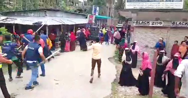 বকেয়া বেতনের দাবিতে শ্রমিকদের সড়ক অবরোধ, পুলিশের লাঠিচার্জ