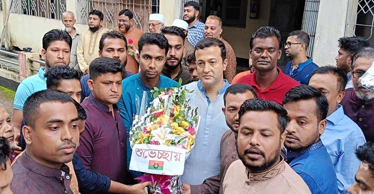 কর্মস্থলে ফুল দিয়ে পুলিশকে বরণ করে নেয় বিএনপি 