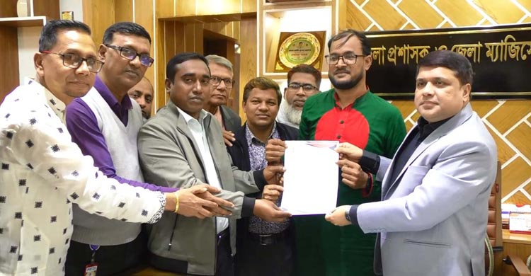 নোয়াখালী বিভাগ ঘোষণার দাবিতে লক্ষ্মীপুরে মানববন্ধন