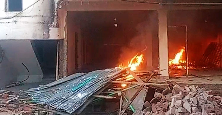 সাবেক এমপির পোড়া বাড়ি সংস্কারের চেষ্টা, ফের আগুন