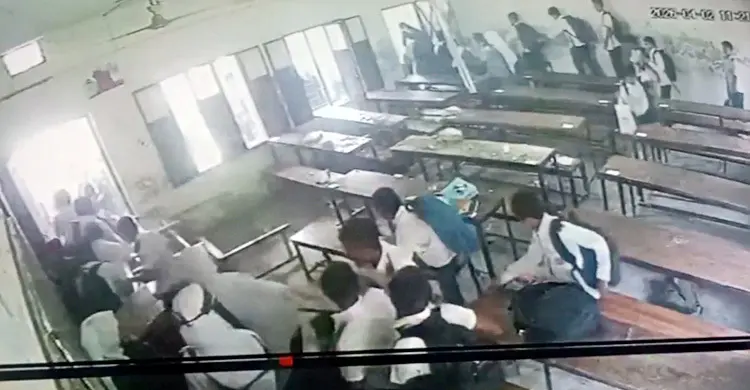 পাঠদানের সময় ভেঙে পড়লো স্কুলের ছাদের পলেস্তারা, আহত ৩ ছাত্রী