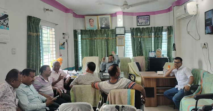 দোকান বন্ধ রেখে জুয়েলার্স ব্যবসায়ীদের মানববন্ধন