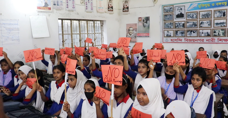 ‘আঠারোর আগে বিয়ে নয়’ শপথ নিলেন লক্ষ্মীপুরের শতাধিক ছাত্রী