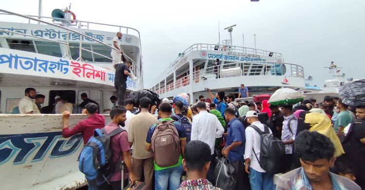 লক্ষ্মীপুর লঞ্চঘাটে ঘরমুখো যাত্রীদের উপচে পড়া ভিড়