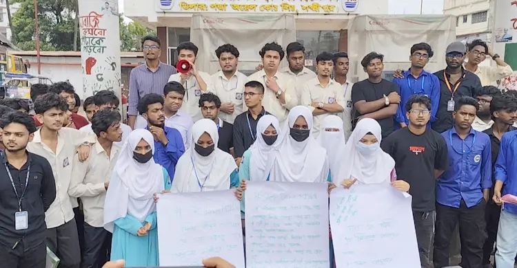 লক্ষ্মীপুরে এইচএসসি পরীক্ষার্থীদের বিক্ষোভ