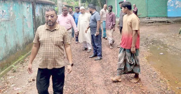 সড়ক সংস্কারে নিম্নমানের সামগ্রী ব্যবহার, ৪ কর্মকর্তাকে শোকজ
