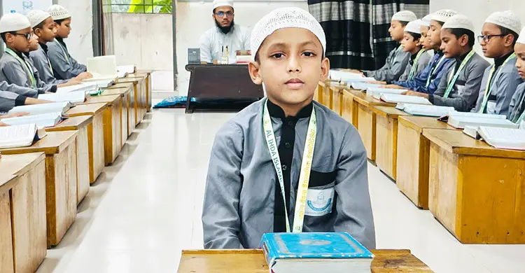 এক বছরেই ৩০ পারা মুখস্থ, হাফেজ হলো ৮ বছরের আব্দুর রহমান