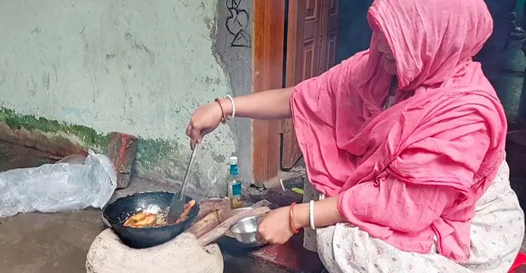 চুলায় জ্বলছে না আগুন, সিএনজি পাম্পেও দীর্ঘ লাইন
