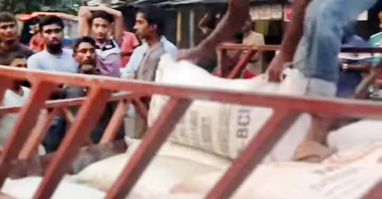 লক্ষ্মীপুরে অবৈধভাবে মজুত করা সার জব্দ