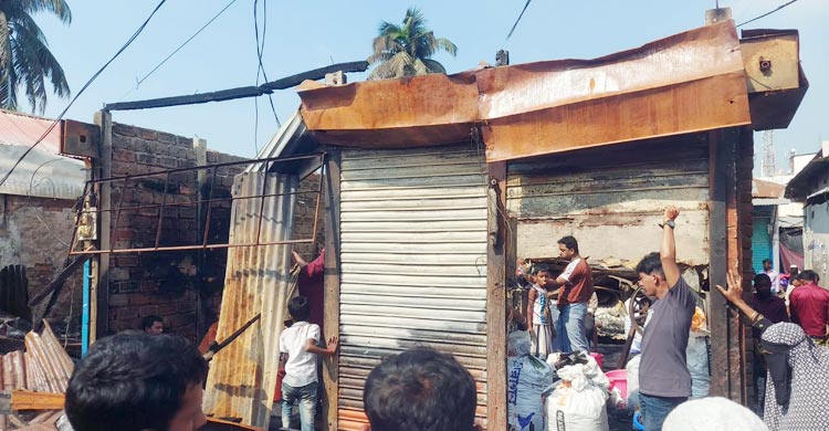 বাজারে আগুন লেগে ৭ দোকান পুড়ে ছাই, ২ কোটি টাকার ক্ষতি