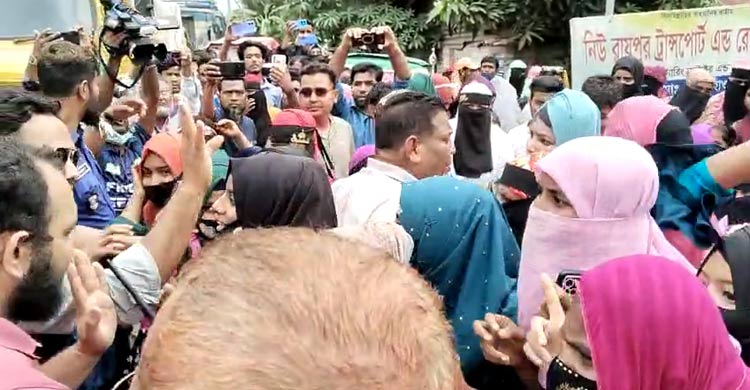 বকেয়া বেতনের দাবিতে শ্রমিকদের সড়ক অবরোধ, পুলিশের লাঠিচার্জ