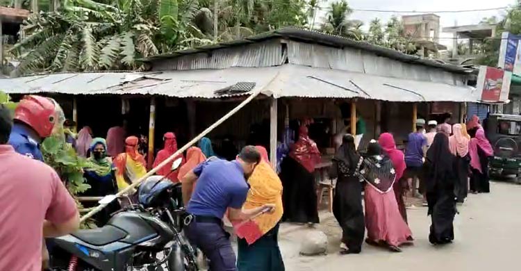 বকেয়া বেতনের দাবিতে শ্রমিকদের সড়ক অবরোধ, পুলিশের লাঠিচার্জ