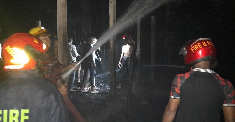 লক্ষ্মীপুরে একসঙ্গে আগুনে পুড়লো চার ভাইয়ের ঘর