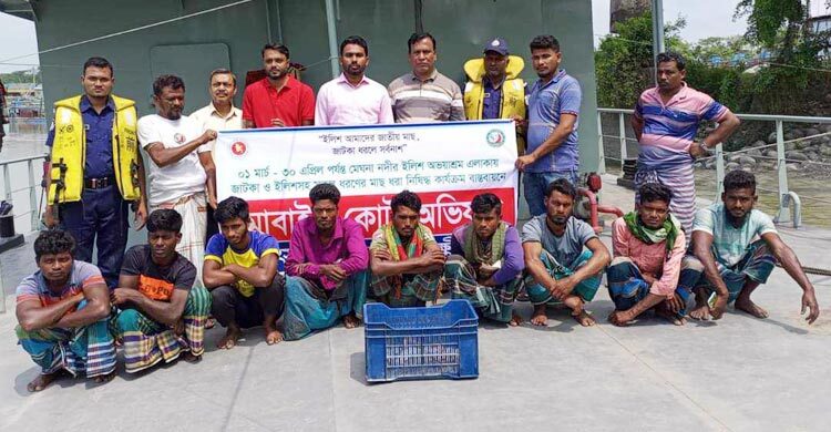 নিষেধাজ্ঞা অমান্য করে মাছ ধরায় ১২ জেলে আটক