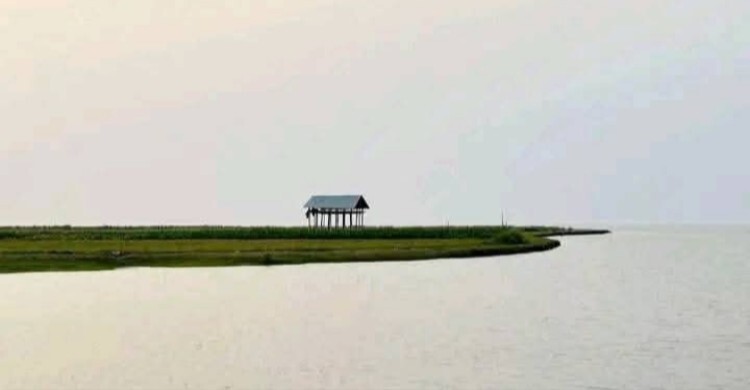 মেঘনার চরে ঘুরতে গিয়ে আটকা দেড় শতাধিক পর্যটক