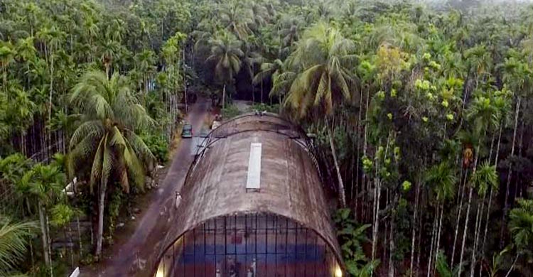 মসজিদের নান্দনিক নির্মাণশৈলী মুগ্ধ করে দর্শনার্থীদের