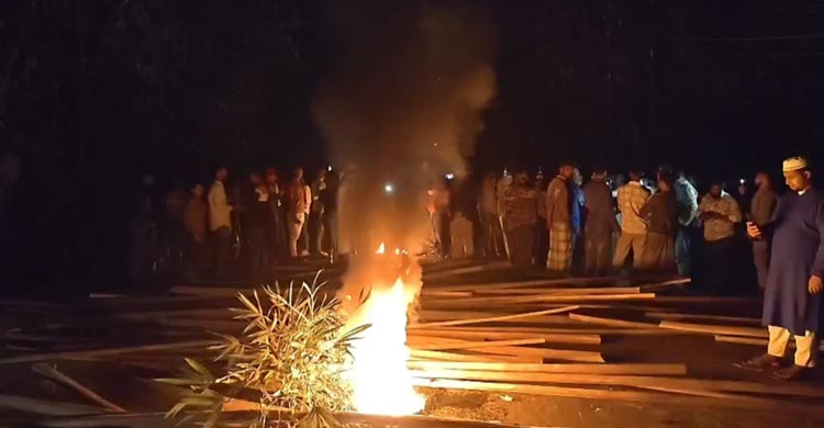 লক্ষ্মীপুরে পুলিশ-এলাকাবাসী সংঘর্ষে আহত ১৫