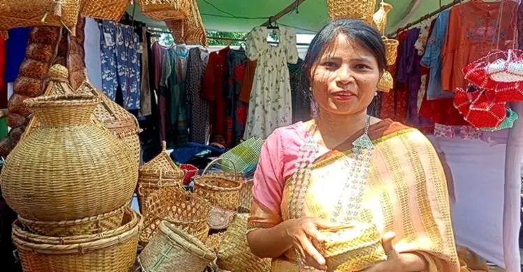 বাঁশ-বেতের শিল্পে পাহাড়ের প্রাণ, টিকিয়ে রাখার সংগ্রাম লাকি চাকমার