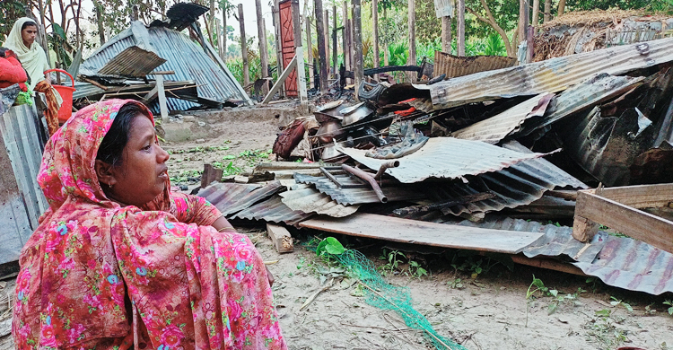 অগ্নিকাণ্ডে সব পুড়ে ছাই, খোলা আকাশের নিচে পরিবার